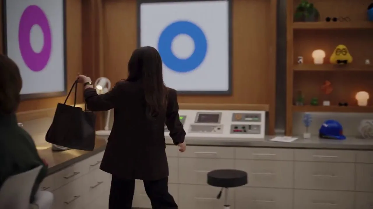Dots karakterek a stúdiófalon: lila szív és kék sapkás blob
